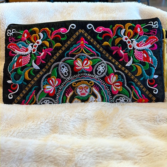 NWT embroidered clutch/wristlet - Picture 4 of 12